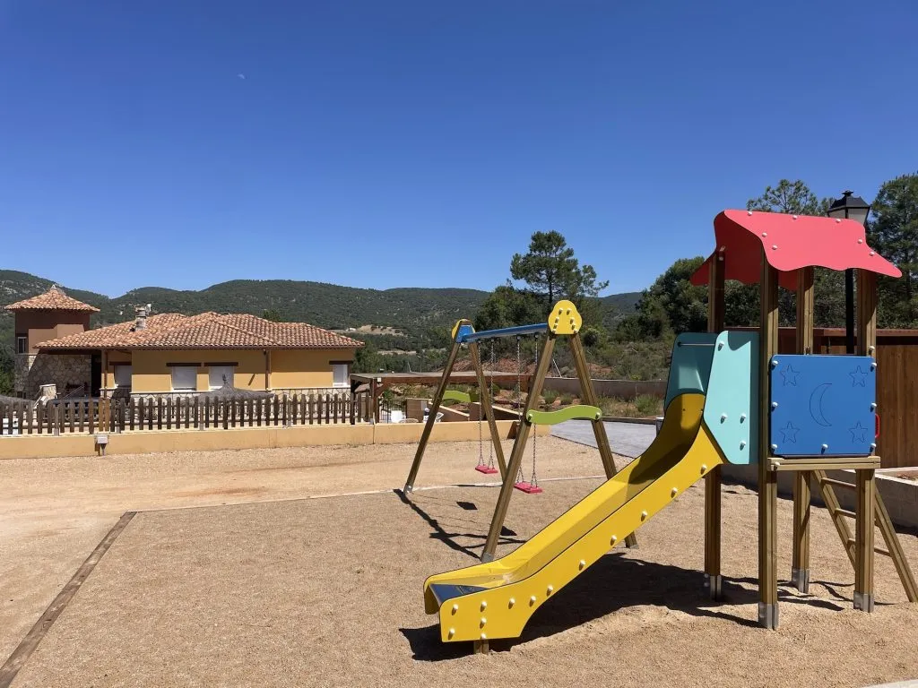 parque-infantil-casa-rural-Villalba-de-la-Sierra-1024x768